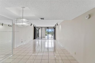 16401 Golf Club Rd in Weston, FL - Building Photo - Building Photo