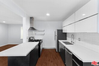 612 Huntley Dr in West Hollywood, CA - Building Photo - Building Photo