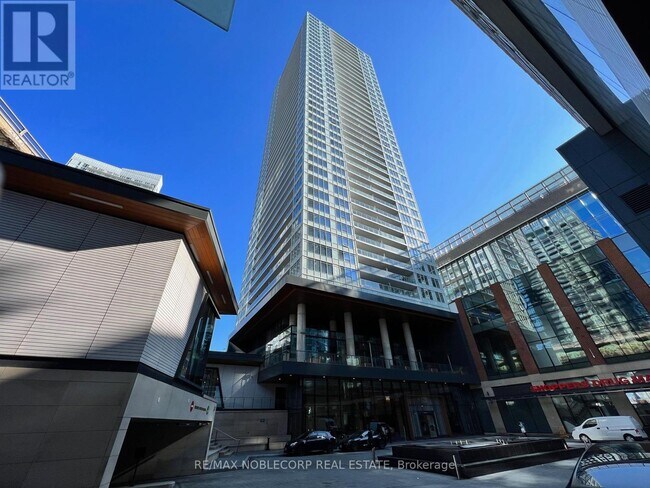 17-617 Bathurst St