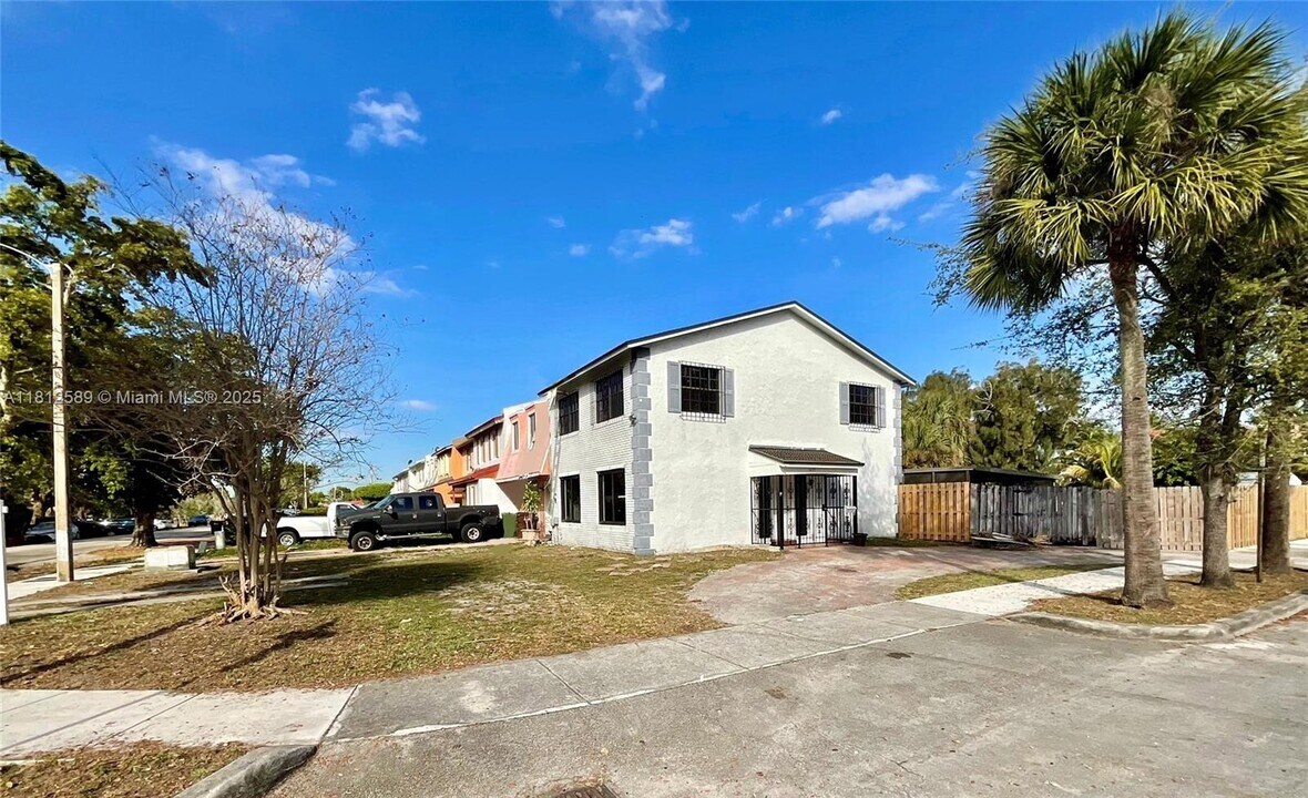 1675 W 68th St in Hialeah, FL - Building Photo