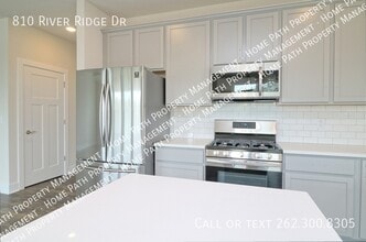 810 River Ridge Dr in Waterford, WI - Building Photo - Building Photo