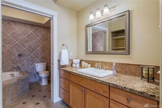 1300 Peace Portal Dr, Unit 303 in Blaine, WA - Foto de edificio - Building Photo