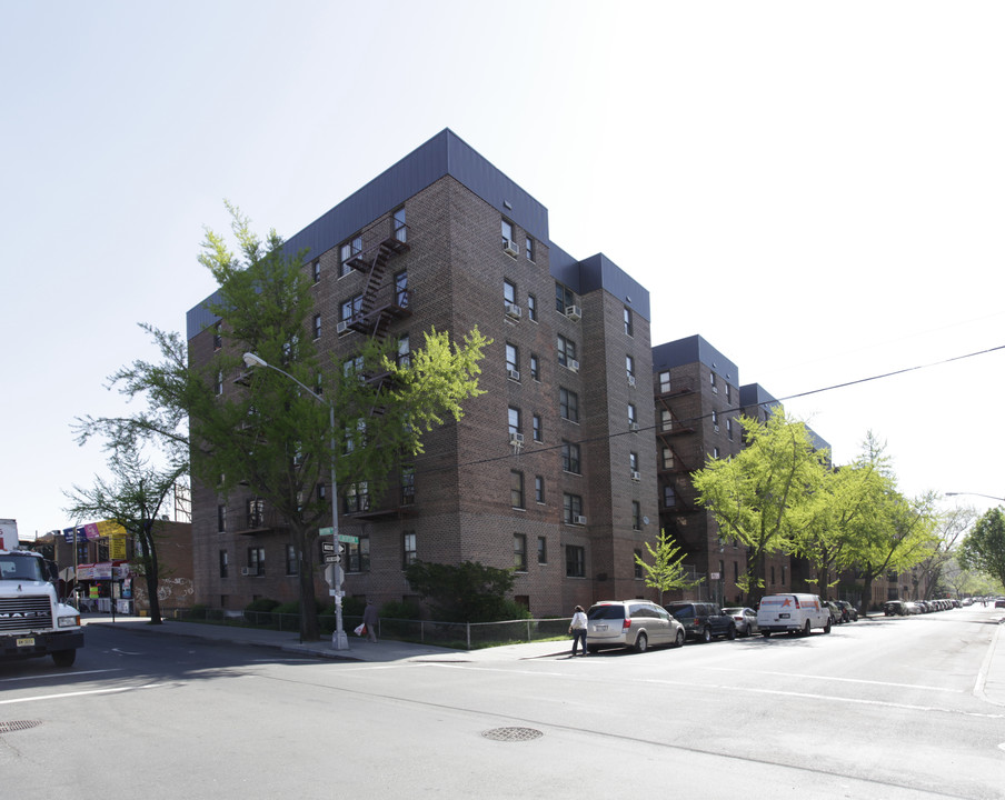 Elmback Complex in Elmhurst, NY - Building Photo