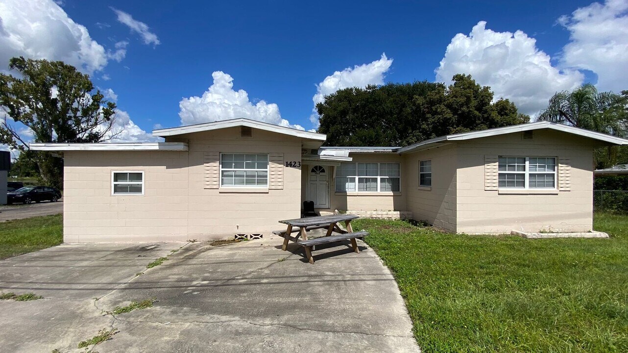 1423 McCoy Rd in Orlando, FL - Building Photo