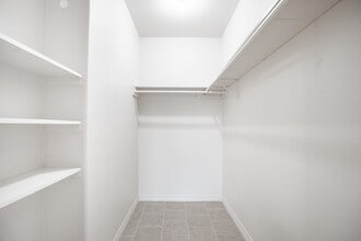 The Red Rose Of Texas Apartments in Clute, TX - Foto de edificio - Interior Photo