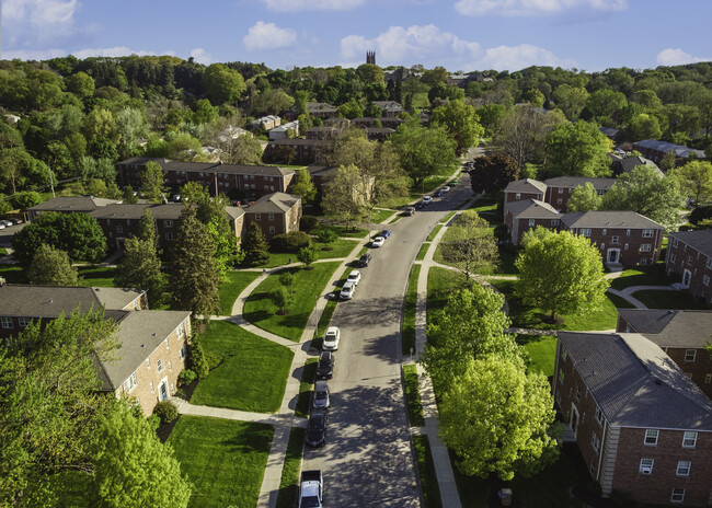 Elmwood Manor Apartments and Townhouses photo'