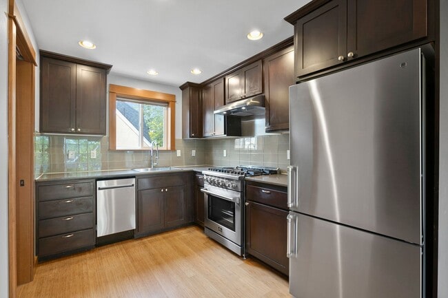 6520 34th Ave SW in Seattle, WA - Foto de edificio - Building Photo