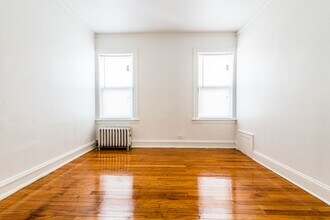 7700 S Kingston Ave Chicago, IL 60649 in Chicago, IL - Foto de edificio - Building Photo