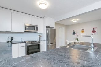 2050 27th St in West Vancouver, BC - Building Photo - Building Photo