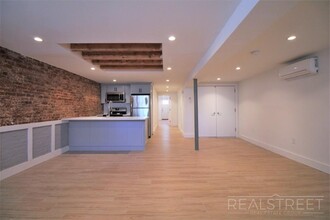 1194 Decatur Street in Brooklyn, NY - Foto de edificio - Floor Plan