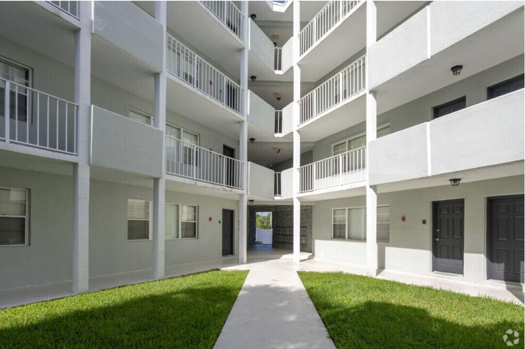 2716 Vandiver Dr in West Palm Beach, FL - Building Photo