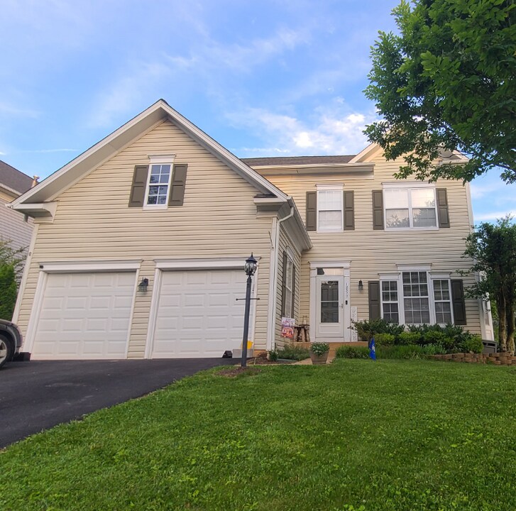 12577 Garry Glen Dr in Bristow, VA - Building Photo