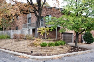 5536 Village Dr in Edina, MN - Building Photo - Building Photo