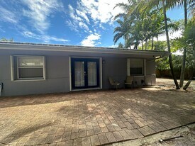 740 NE 37th St in Oakland Park, FL - Building Photo