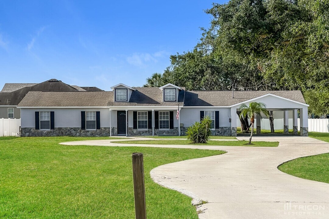 7029 Symmes Rd in Gibsonton, FL - Building Photo