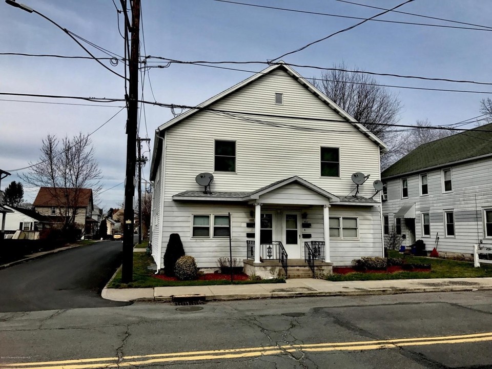 413 Oak St in Old Forge, PA - Building Photo