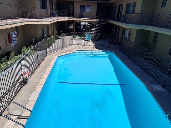 Collinswood Apartments in Tarzana, CA - Building Photo - Building Photo