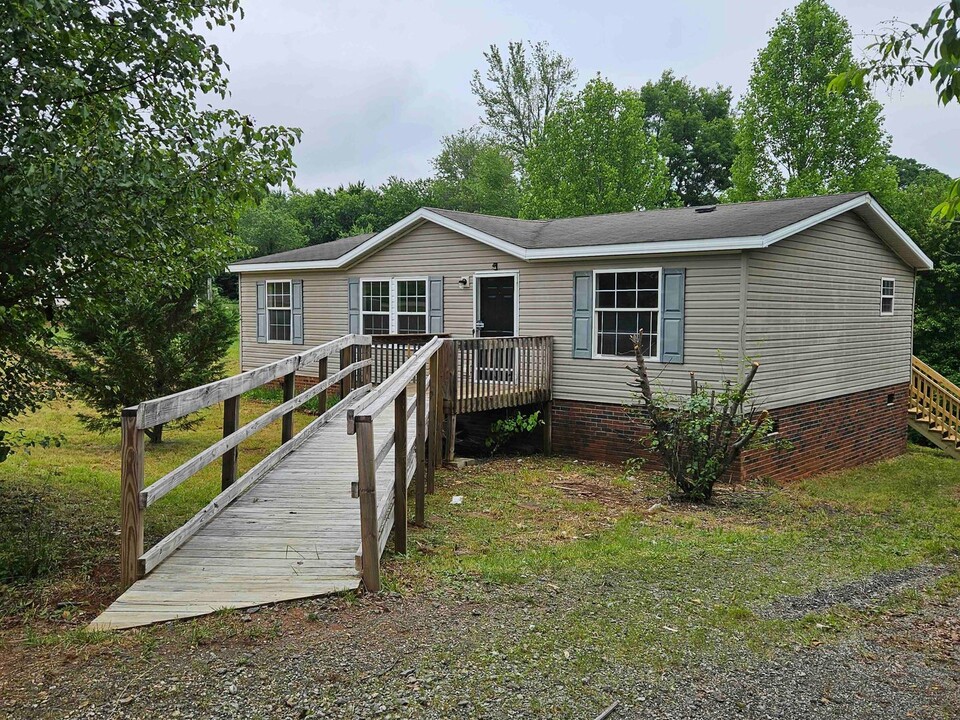 4388 Golden Ln in Claremont, NC - Building Photo