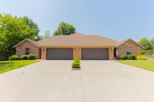 3062 W Camino Alto St in Springfield, MO - Building Photo