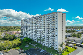 Chateau Towers in South Pasadena, FL - Building Photo - Building Photo