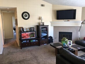 341 Deerfield Ave in Irvine, CA - Building Photo - Building Photo