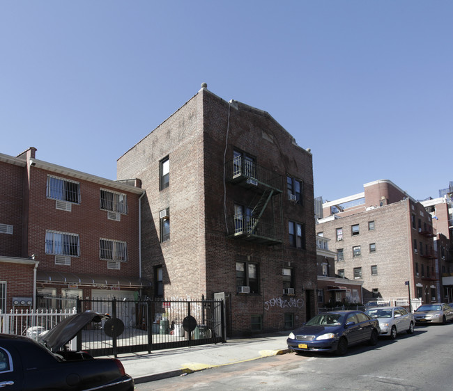 41-36 Gleane St in Elmhurst, NY - Foto de edificio - Building Photo