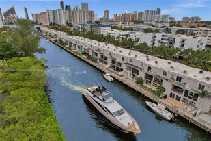 3745 NE 171 St in North Miami Beach, FL - Foto de edificio - Building Photo