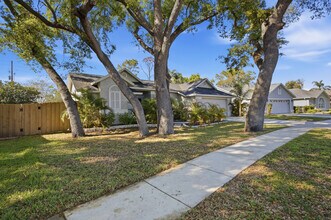 2212 Lake Bay Way in Brandon, FL - Building Photo - Building Photo