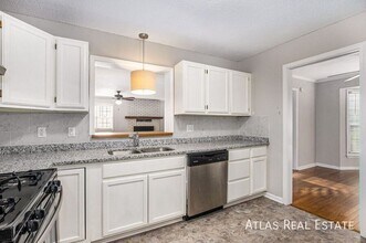 8036 Reinhardt Ln in Prairie Village, KS - Building Photo - Building Photo