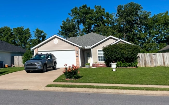 property at 905 SW Arrowhead Dr