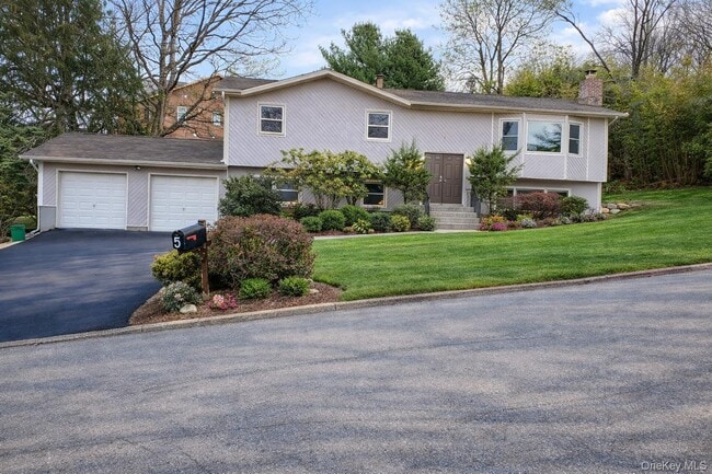 5 Suzie Dr in Spring Valley, NY - Building Photo - Building Photo