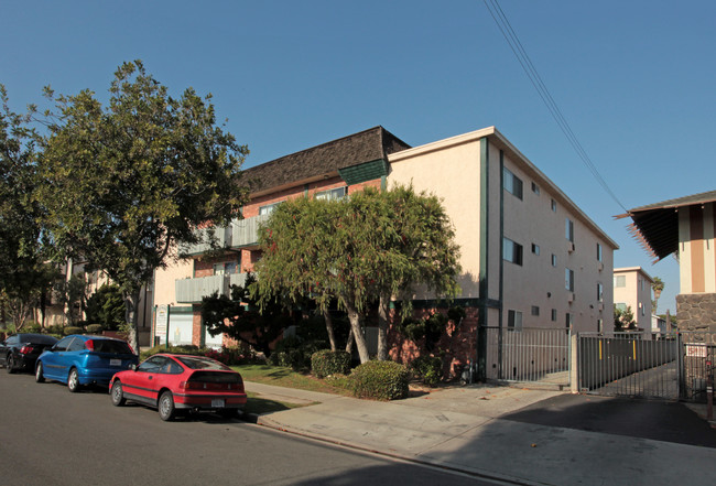 Raymond Manor in Gardena, CA - Building Photo - Building Photo