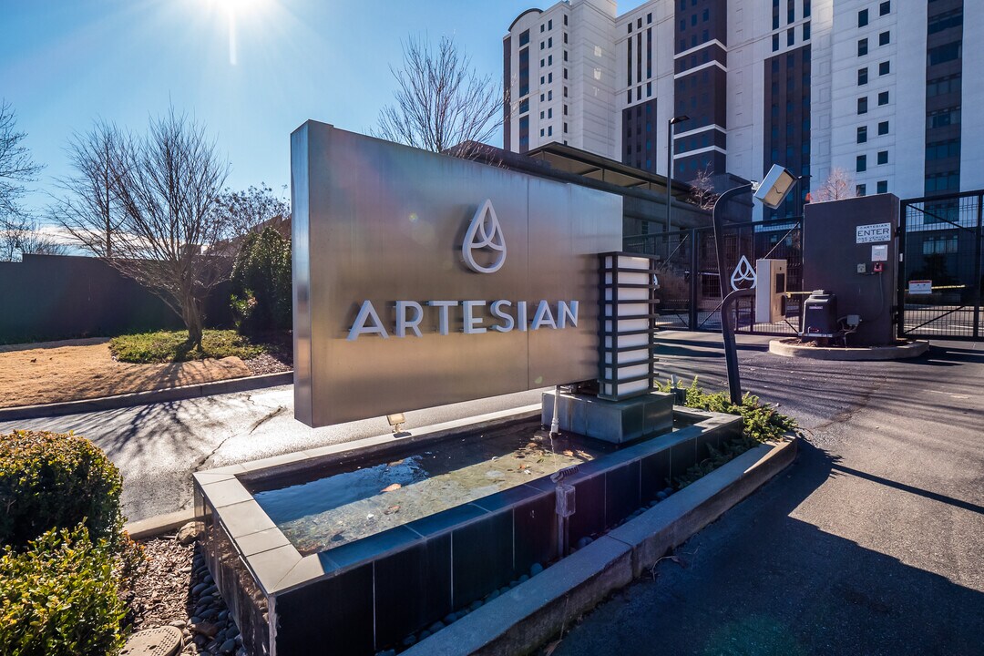 717 S Riverside Dr, Unit 1005-1006 in Memphis, TN - Building Photo