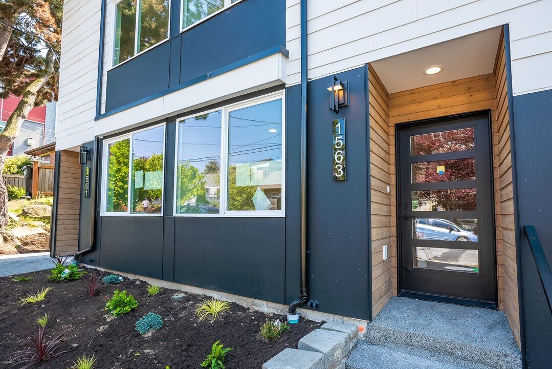 1563 NW 63rd St in Seattle, WA - Building Photo