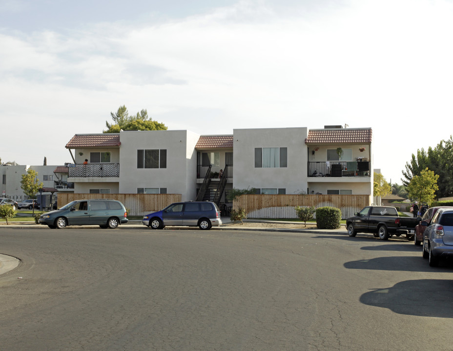 Peppertree Apartments in Delano, CA - Building Photo