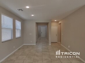 6563 Smithville Ave in Las Vegas, NV - Foto de edificio - Building Photo