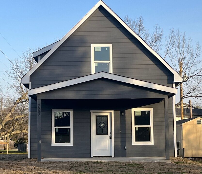 3005 Arapaho Rd in Commerce, TX - Building Photo
