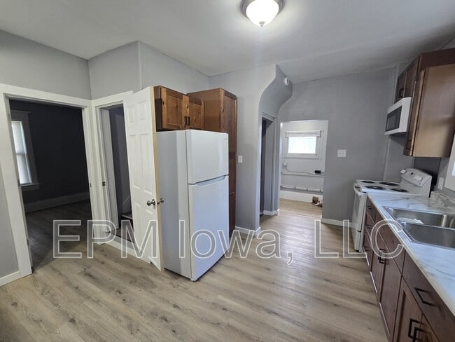1901 Johnson Ave NW in Cedar Rapids, IA - Building Photo - Building Photo