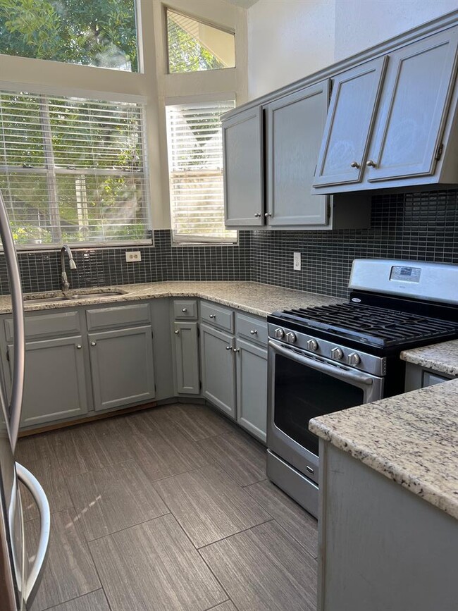 2102 Castle View Dr in Austin, TX - Building Photo - Building Photo