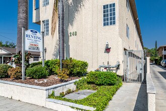 249 W Alameda Ave in Burbank, CA - Foto de edificio - Building Photo