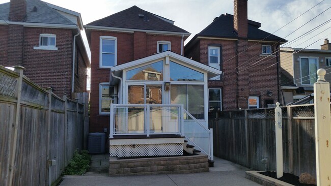 18 Glendale Av N in Hamilton, ON - Building Photo - Building Photo