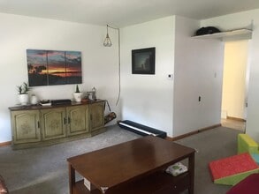 2400 S 92nd St, Unit 1 in West Allis, WI - Foto de edificio - Building Photo