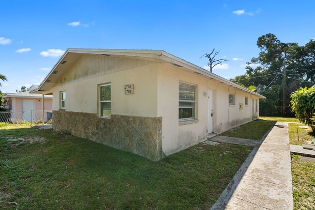 1706-1708 Cypress Dr in Ft. Myers, FL - Building Photo - Building Photo