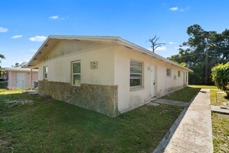 1706-1708 Cypress Dr in Ft. Myers, FL - Building Photo - Building Photo