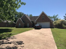 495 Alexa Dr in Oxford, MS - Building Photo