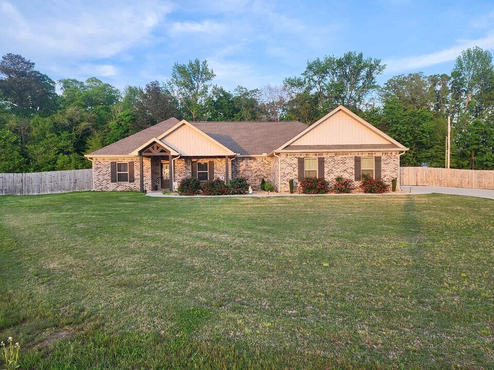 211 Dwelling Pl in Caledonia, MS - Building Photo