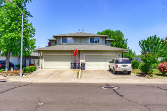 1132 Glengrove Ave in Central Point, OR - Building Photo - Building Photo