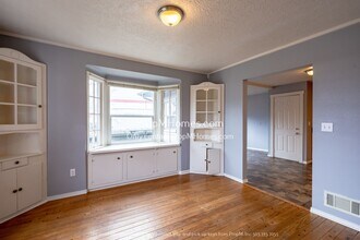 5160 NE Columbia Blvd in Portland, OR - Foto de edificio - Building Photo