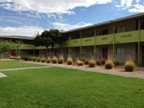 Bonfire Apartments in Phoenix, AZ - Foto de edificio - Building Photo