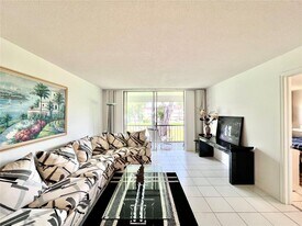 671 S Hollybrook Dr in Pembroke Pines, FL - Building Photo